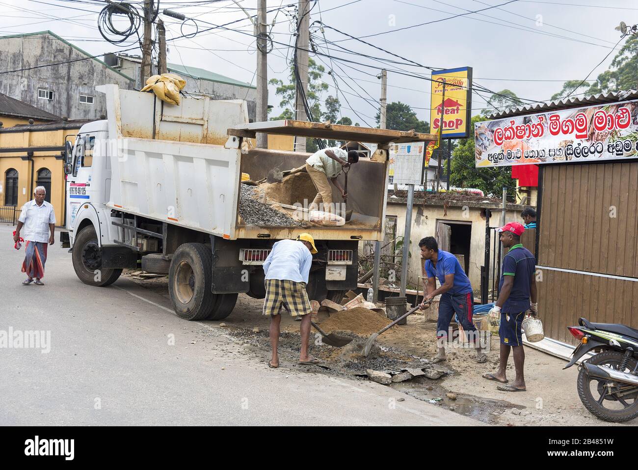 Nuwara Eliya, Sri Lanka: 20.03.2019: Arbeiter, die einen LKW mit Baumaterial laden. Stockfoto