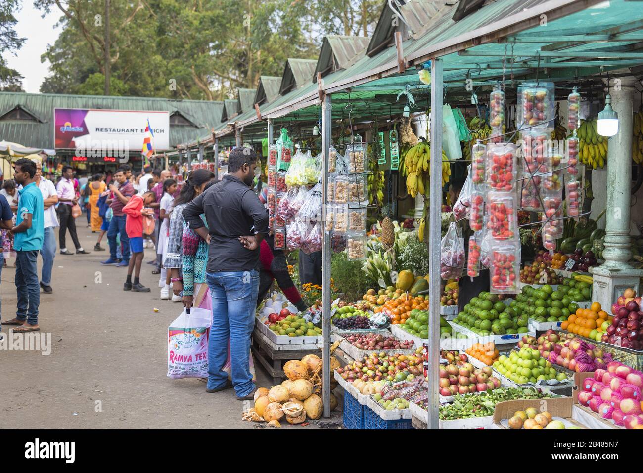 Nuwara Eliya, Sri Lanka: 20.03.2019: Traditioneller Obst- und Veg-Shop mit verschiedenen Früchten. Stockfoto