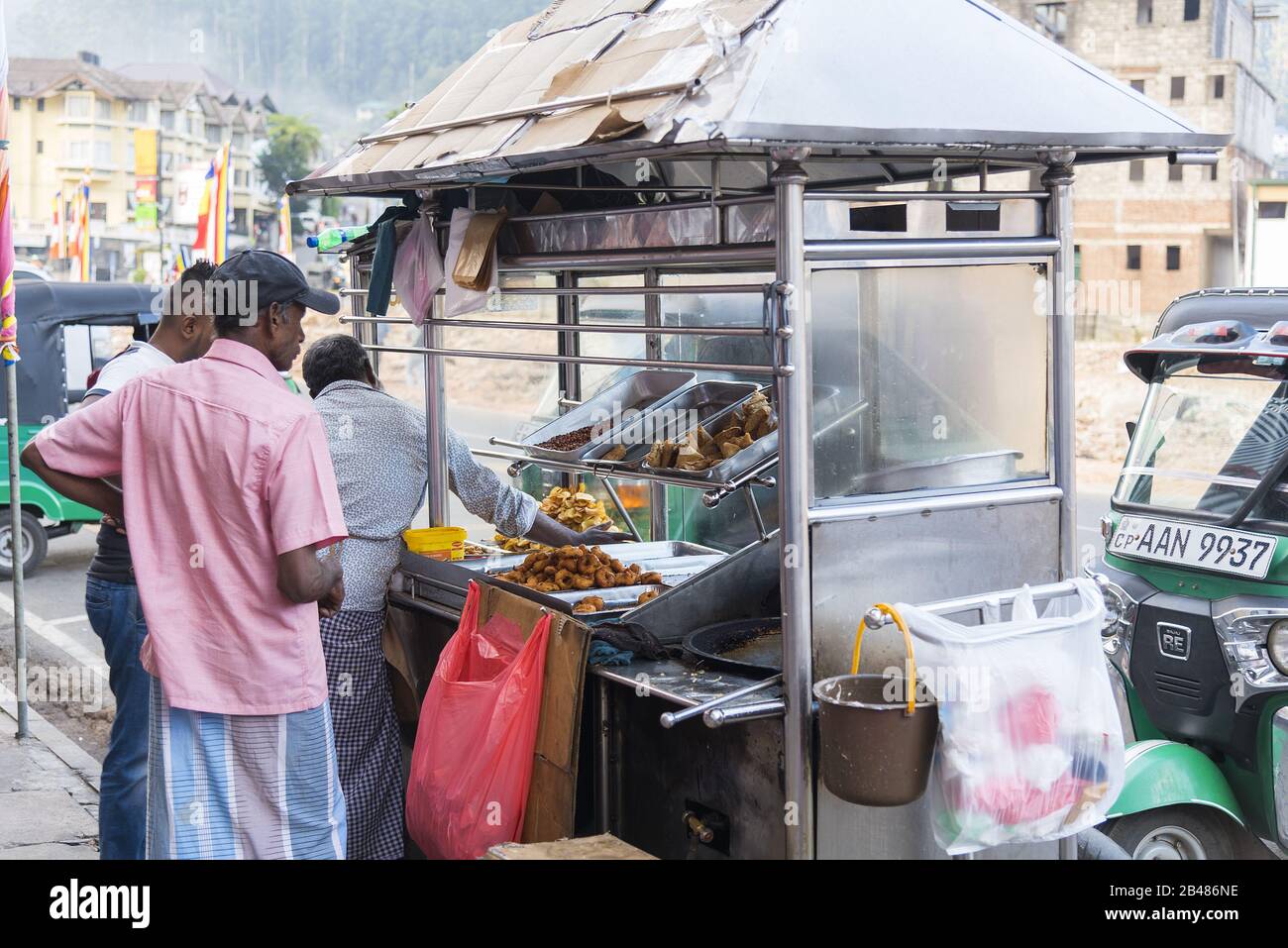 Galle Sri Lanka: 24.03.2019: Straßenhändler frittierte fast Food am Straßenrand. Stockfoto