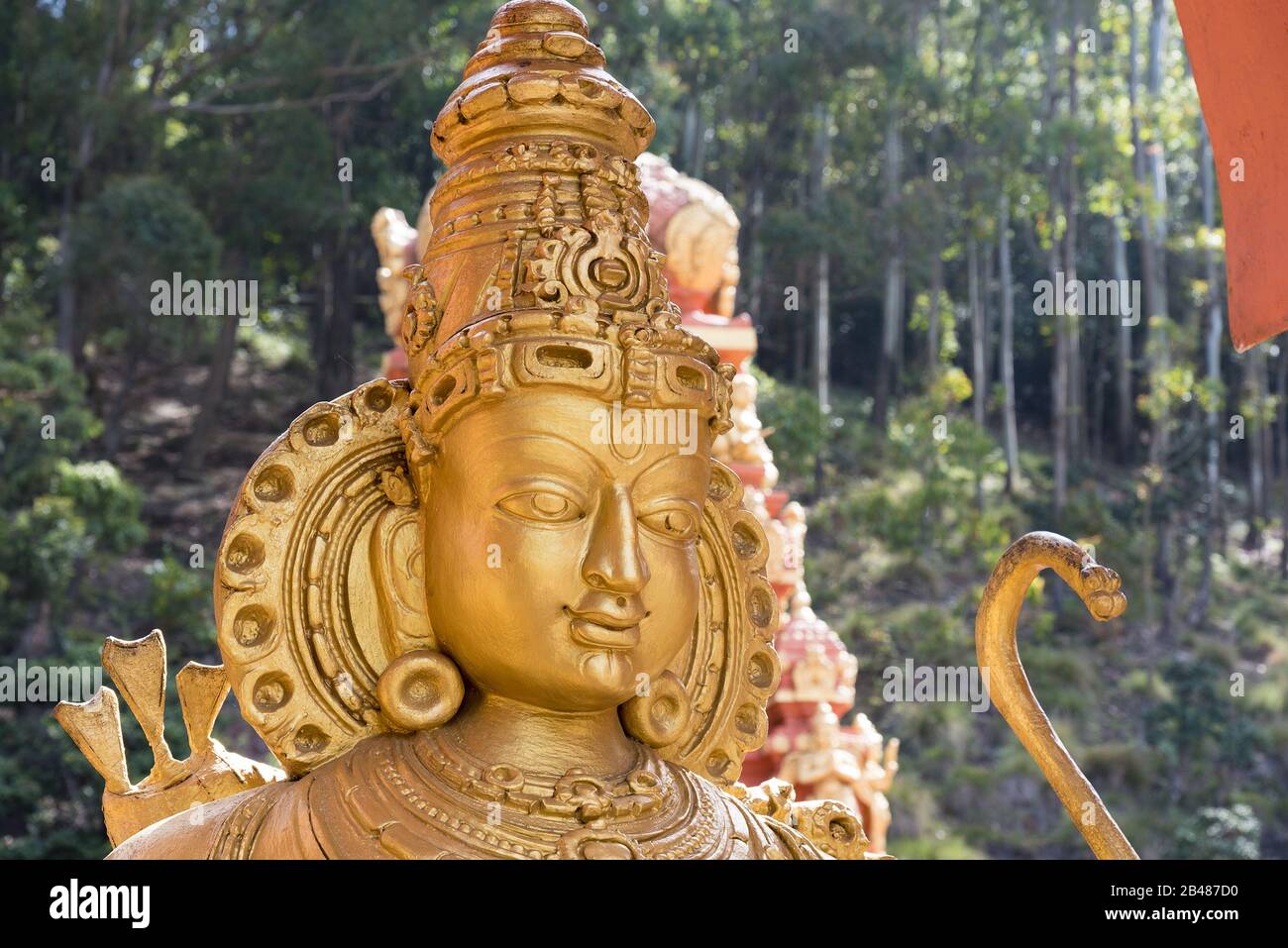 Nuwara Eliya, Sri Lanka: 21.03.2019: Sriramajayam Hindu-Tempel verzierte Goldstatuen der Götter. Stockfoto