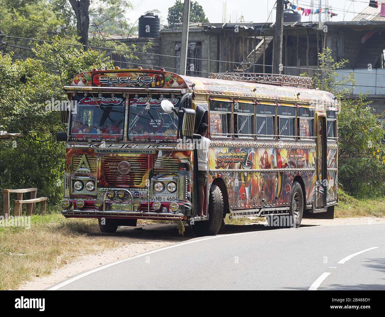Nuwara Eliya, Sri Lanka: 21.03.2019:Farbenfroher Bus für den öffentlichen Verkehr.Ruwan Motors Stockfoto