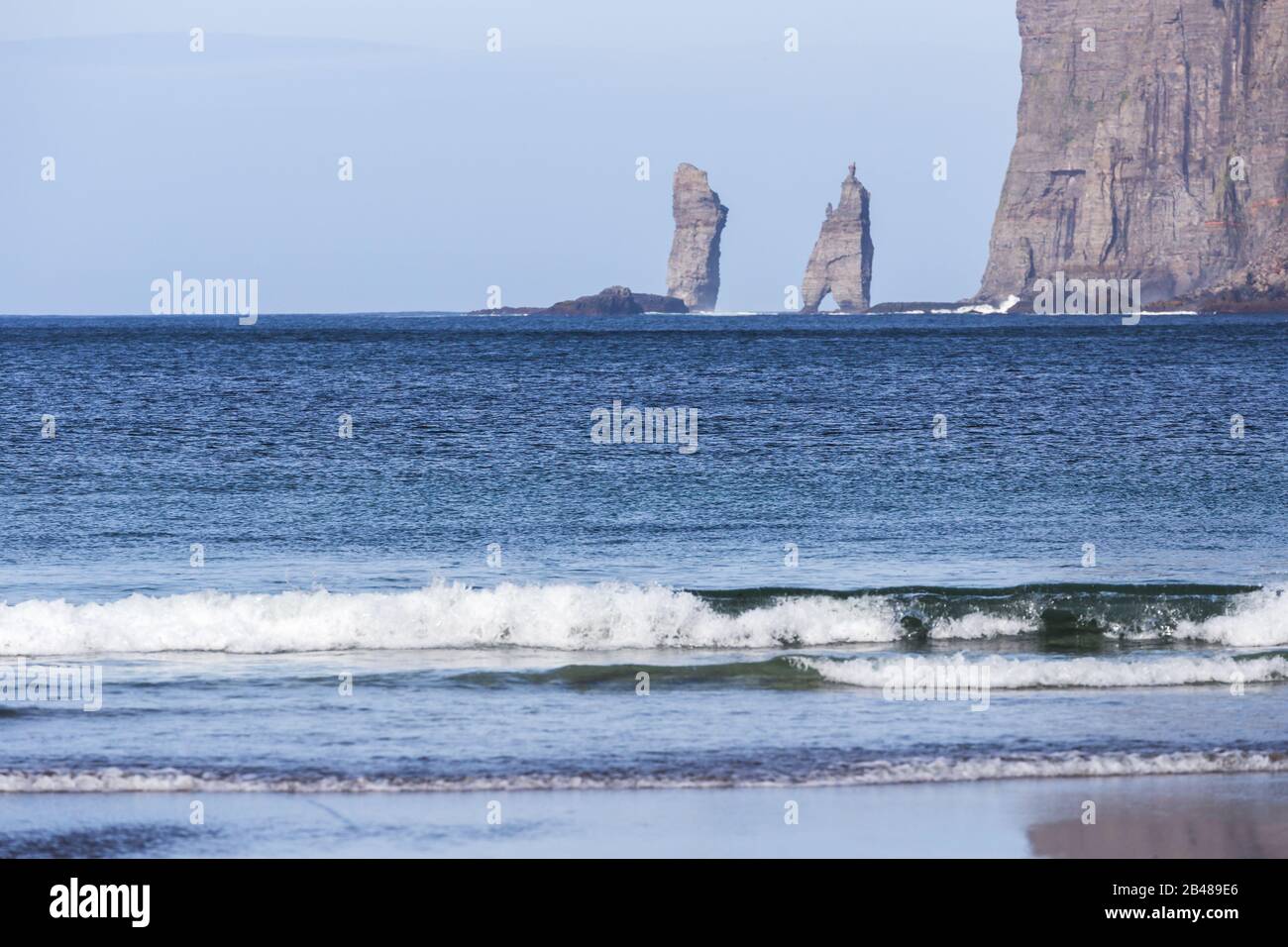 Strand von Tjørnuvík mit Risin und Kellingin in der Ferne bei Tjørnuvík, Streymoy, Faröer Inseln, Dänemark Stockfoto