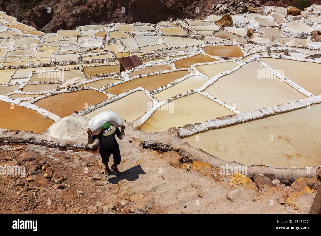 Salinas de Maras, vom Menschen verursachten Salzminen in der Nähe von Cusco, Peru Stockfoto