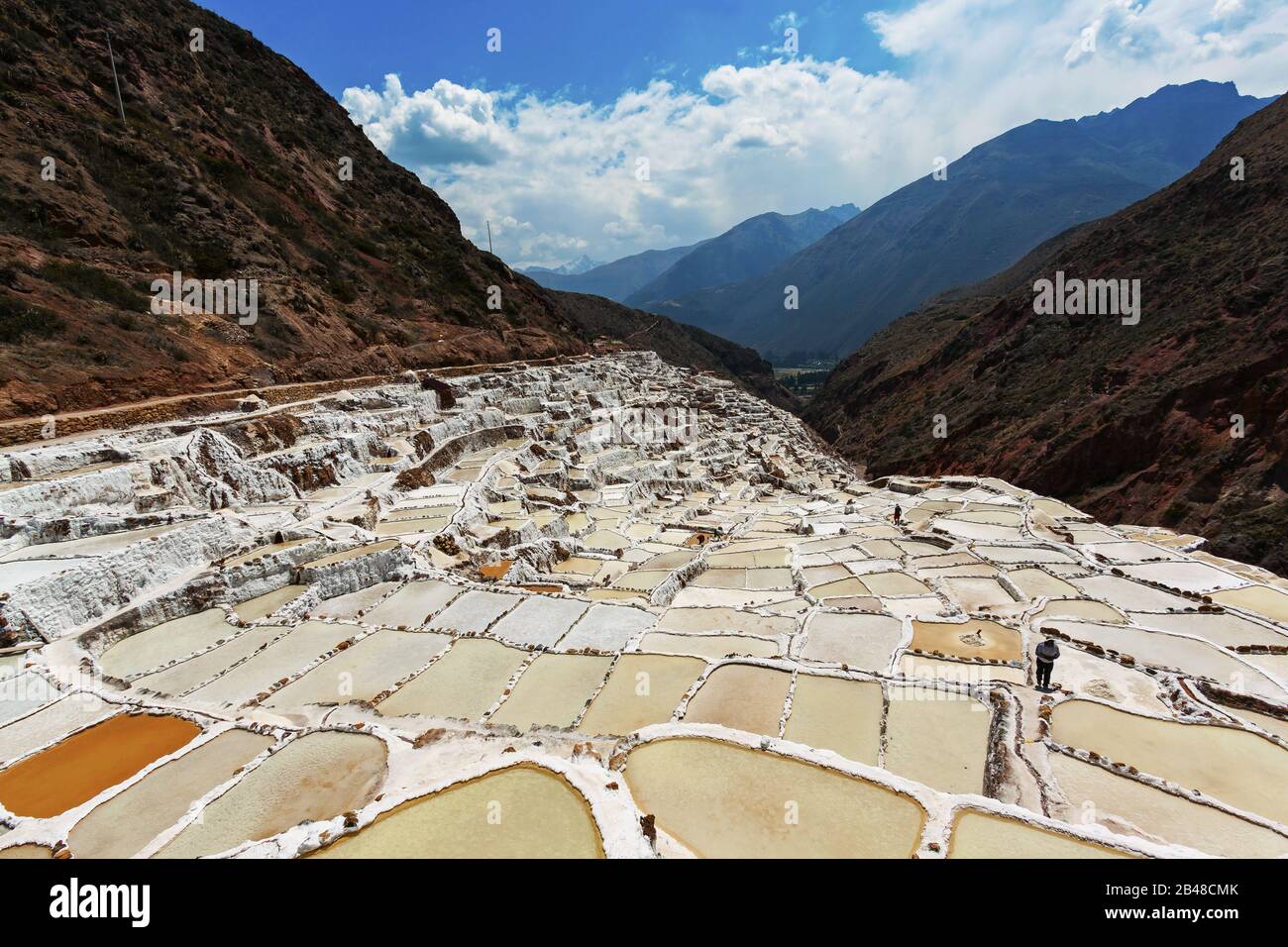 Salinas de Maras, vom Menschen verursachten Salzminen in der Nähe von Cusco, Peru Stockfoto