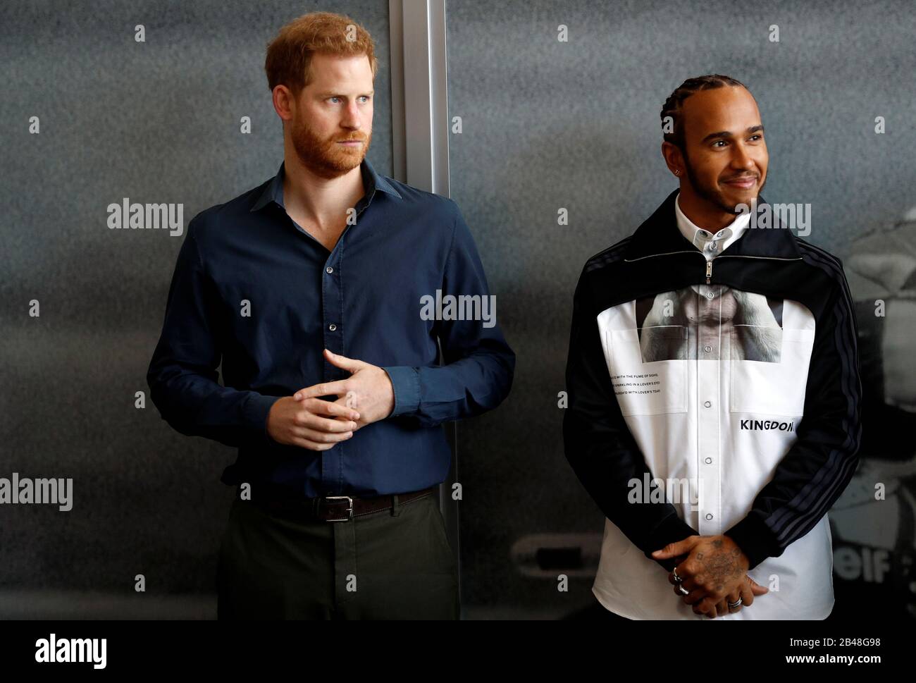 Der Herzog von Sussex mit dem Formel-1-Weltmeister Lewis Hamilton bei einem Besuch des Silverstone Circuit in Northamptonshire, um das Silverstone Experience, ein neues immersives Museum, das die Geschichte der Vergangenheit, Gegenwart und Zukunft des britischen Automobilrennens erzählt, offiziell zu eröffnen. Stockfoto