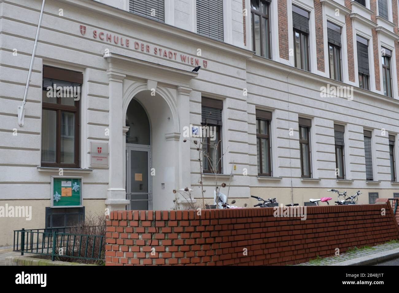 Wien, Österreich. März 2020. Zwei Lehrer der Grundschule "Galleigasse" in  Wien-Alsergrund sollen sich mit dem Corona-Virus infiziert haben. Die  betroffene Schule wurde deshalb am Freitag vorübergehend gesperrt. Kredit:  Franz Perc / Alamy