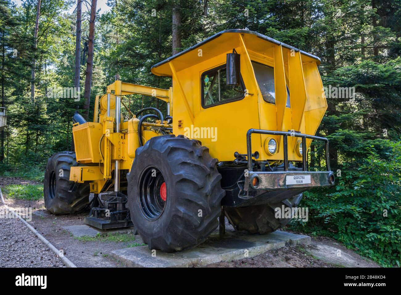 WIBR, Vibrator Vehicle, das seismische Wellen erzeugt, die in geophysikalischen Untersuchungen verwendet werden, Lukasiewicz Museum of Oil and Gas Industry in Bobrka, Malopolska, Polen Stockfoto