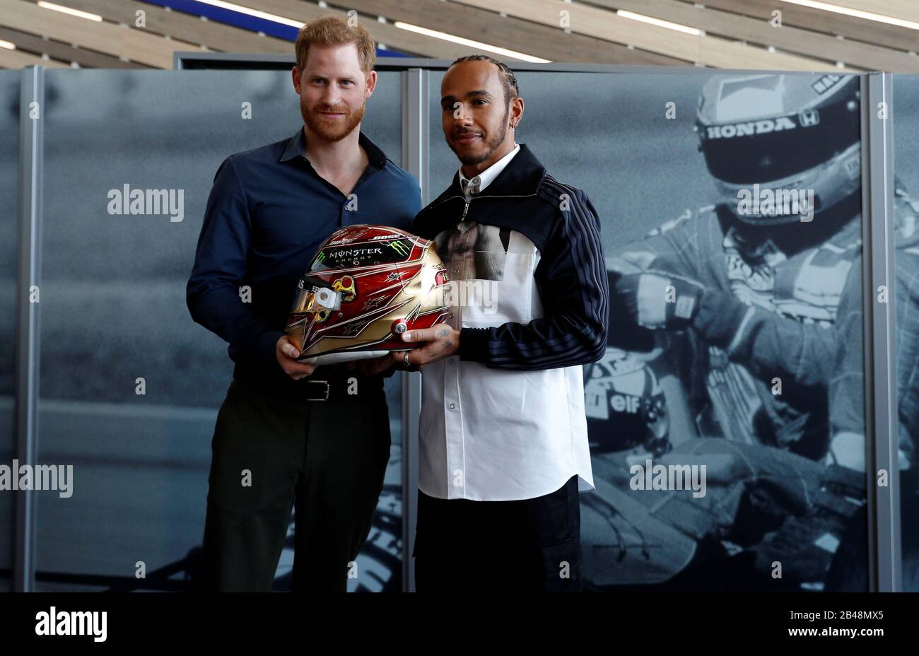 Der Herzog von Sussex mit dem Formel-1-Weltmeister Lewis Hamilton posieren mit einem von Hamilton Helm während eines Besuchs auf dem Silverstone Circuit in Northamptonshire, um offiziell das Silverstone Experience zu eröffnen, ein neues immersives Museum, das die Geschichte der Vergangenheit, Gegenwart und Zukunft des britischen Automobilrennens erzählt. Stockfoto