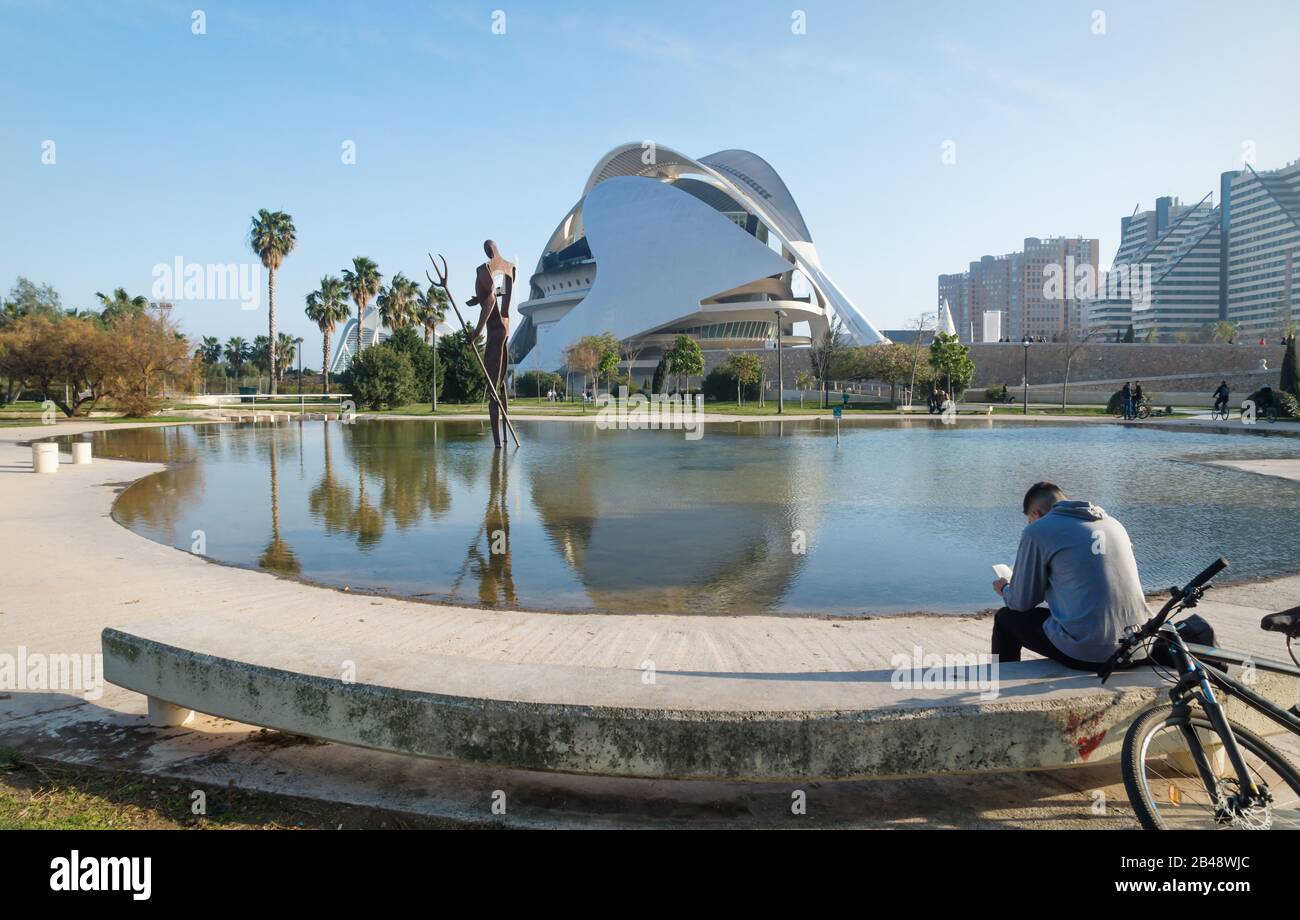 Valencia, Spanien - 17. Februar 2020: Mann sitzt am Teich in Palau des Arts Reina Sofia in der Stadt der Künste und Wissenschaften, entworfen von den Architekten Santiago Stockfoto