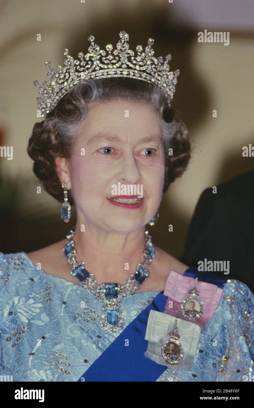 Königin Elizabeth II tragen volle Abendkleid, Tiara und Juwelen an einem Anlass in Barbados. 1989 Stockfoto