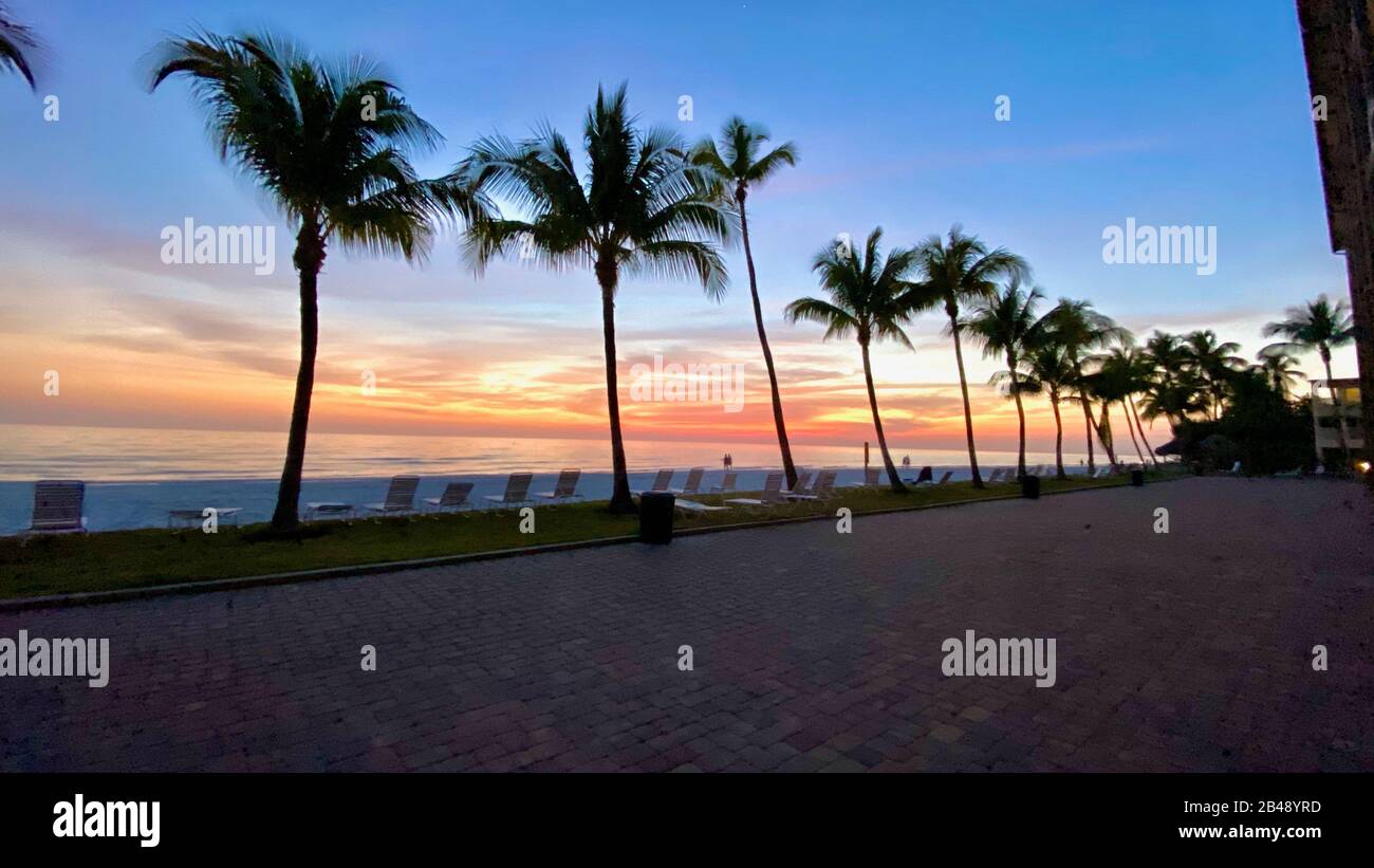 Fort Myers Beach, FL - Nightfall nähert sich an, während Wohnsitze in der Nähe des Golfs von Mexiko einen schönen Sonnenuntergang erleben Stockfoto