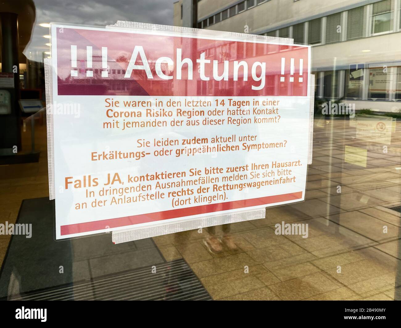Achtung Zeichen in einem deutschen Krankenhaus - Coronavirus Covid-19 Stockfoto