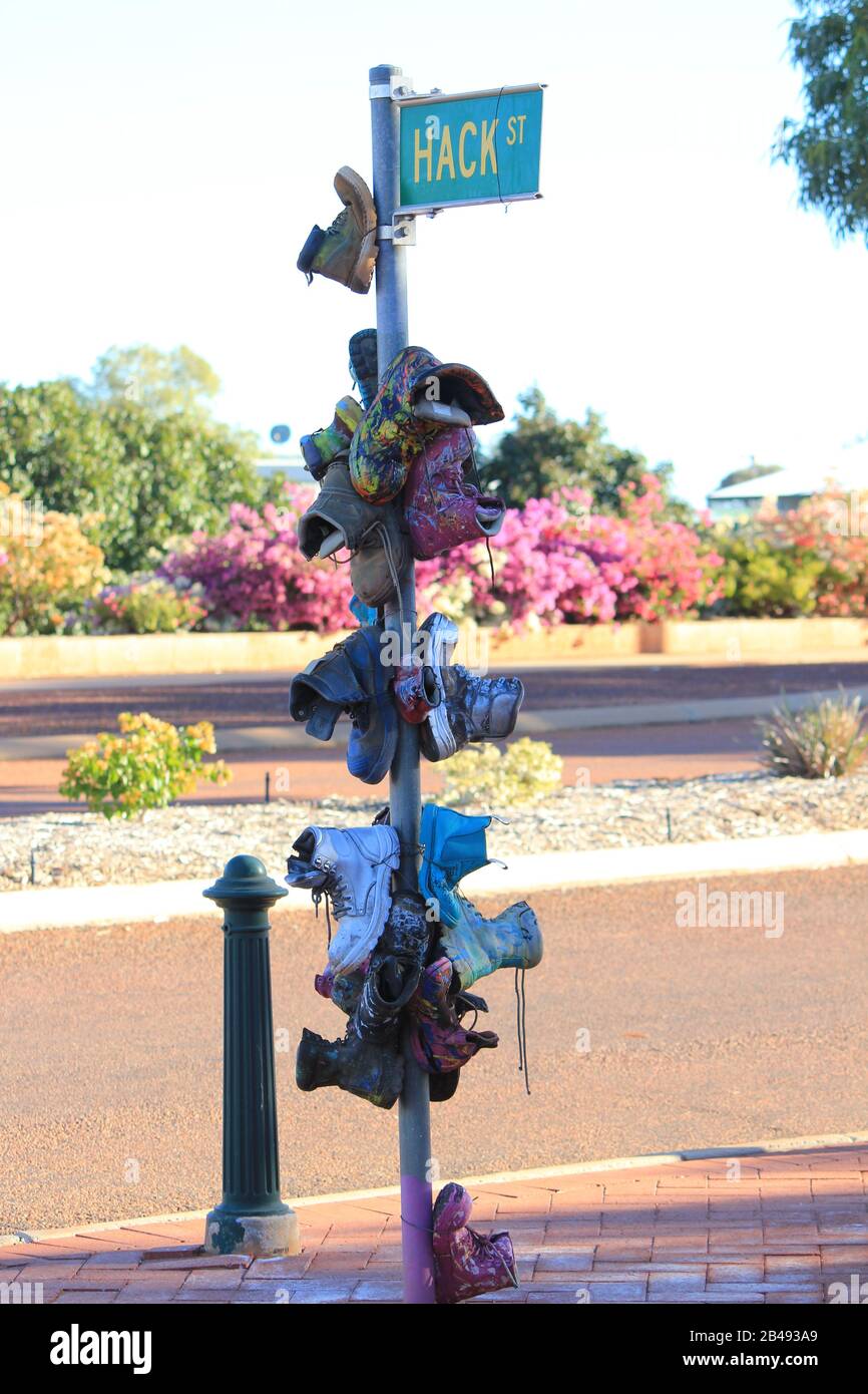 Symbolische Stiefel mit Straßenschild, Sandstein, Western Australia Stockfoto