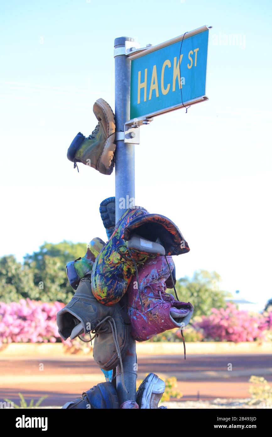 Symbolische Stiefel mit Straßenschild, Sandstein, Western Australia Stockfoto