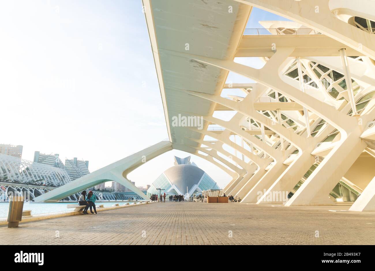 Valencia, Spanien - 17. Februar 2020: Gehweg entlang der Stadt der Künste und Wissenschaften, entworfen von den Architekten Santiago Calatrava und Felix Candela Stockfoto