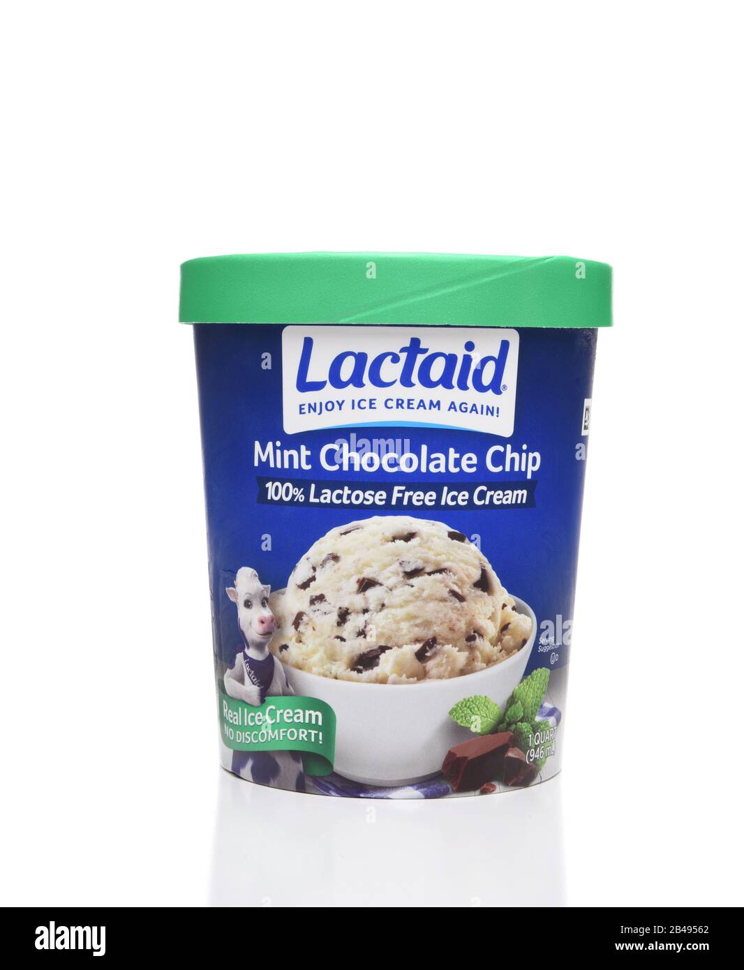 Irvine, CA - 6. AUGUST 2018: Ein Karton mit Lactaid Laktose Free Mint Chocolate Chip Eiscreme. Lactaid stellt eine komplette Linie laktosefreier Milchprodukte her Stockfoto
