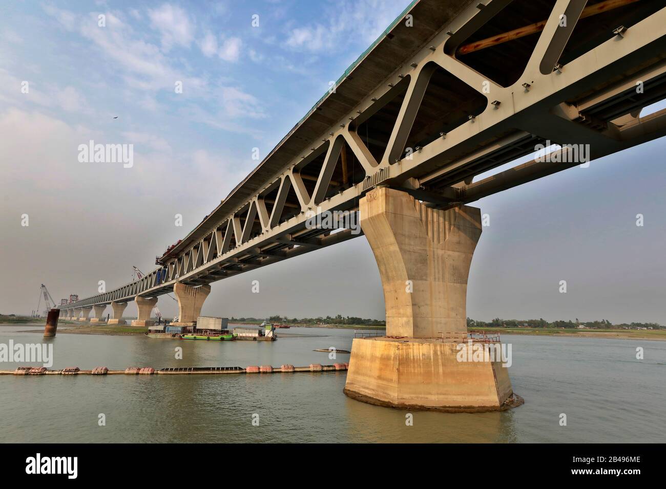 Munshiganj, Bangladesch - 04. März 2020: Die Bauarbeiten an der Padma-Mehrzweckbrücke laufen in vollem Gange am Ufer des Padma-Flusses. Fahrbahnrand und Stockfoto