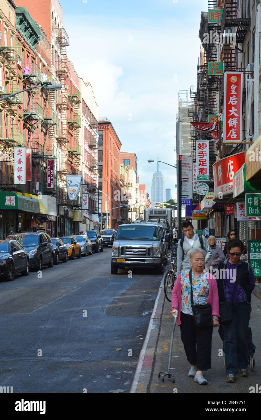 New YORK CITY, USA - 14. OKTOBER 2014: Menschen gehen auf der Straße von Chinatown, Manhattan. In diesem Viertel lebt die größte ethnische chinesische Bevölkerung Stockfoto