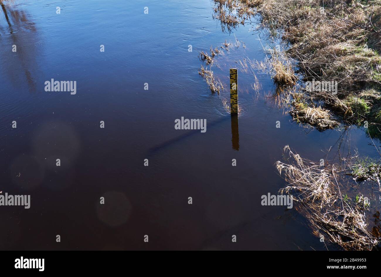 Messgerät zur Messung des Wasserpegels im Fluss Ise bei Gifhorn, Norddeutschland, im Moorgebiet nahe der Heide Stockfoto