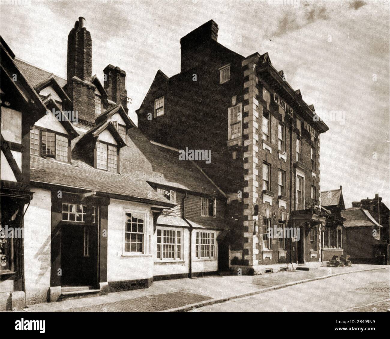 Etwa in den 1930er Jahren wurde das Castle Inn/Hotel in Ruthin, Denbighshire, Wales und nebenan, die Myddelton Arms, fotografiert (Sie waren sowohl ein einzelner Pub als auch zwei getrennte Gasthäuser in ihrer Geschichte, wobei der große früher der Weiße Löwe und der kleinere der Myddelton Arms war (Die Augen von Ruthin) Stockfoto