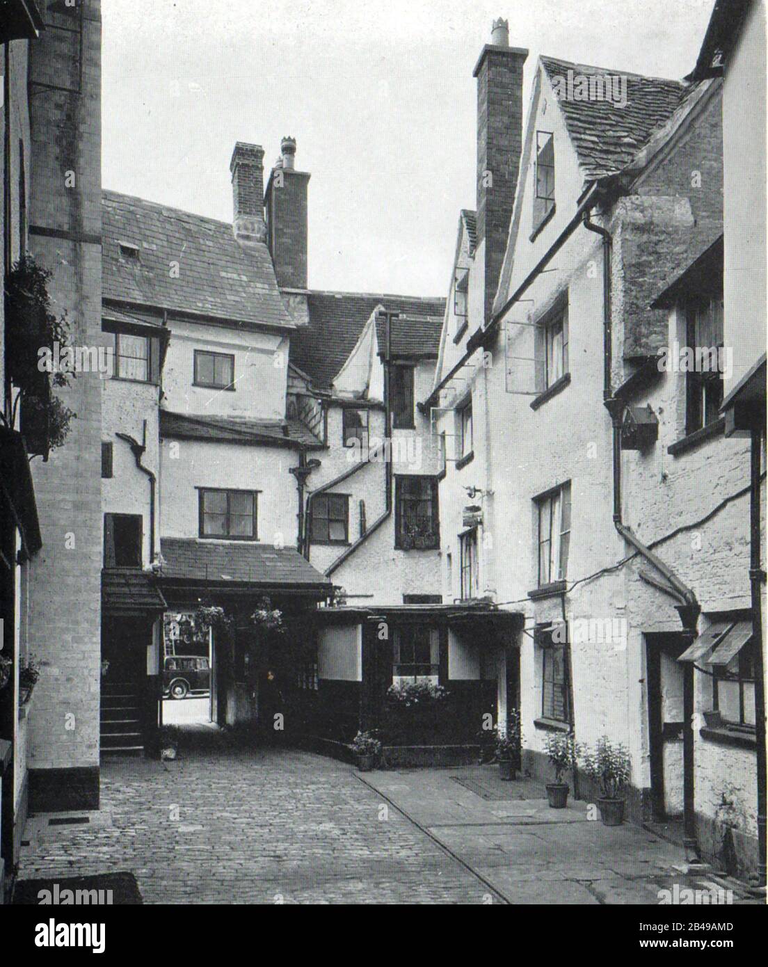Britische Hotels, Pubs, Gasthäuser und Tavernen. Ein Foto des Reisebusses im Fleece Inn in Cirencester aus den 1930er Jahren Stockfoto