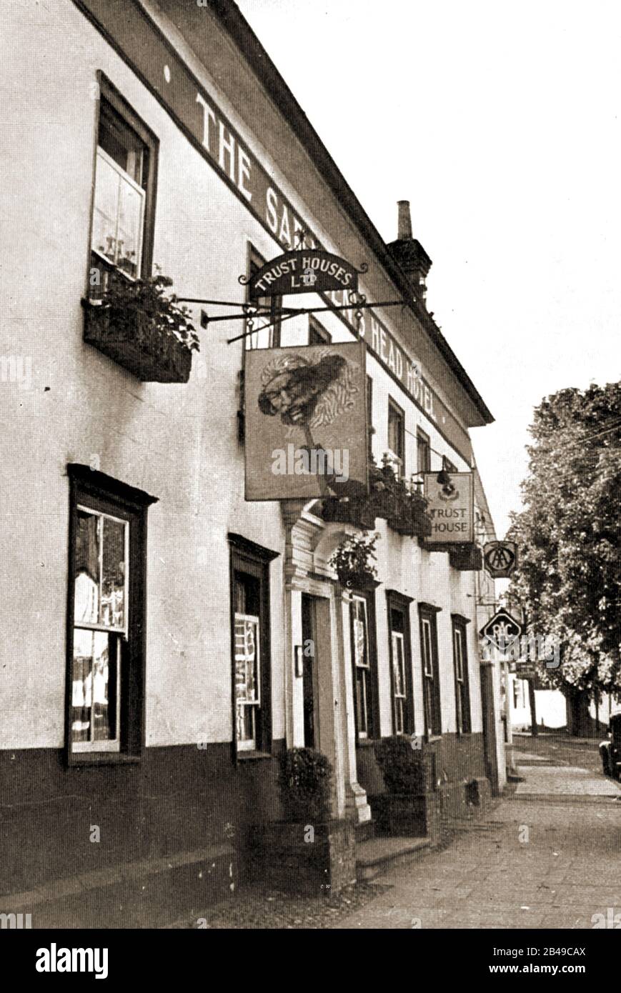 Britische Hotels, Pubs, Gasthäuser und Tavernen. Ein Foto des Saracen's Head in Dunmow aus den 1930er Jahren Stockfoto
