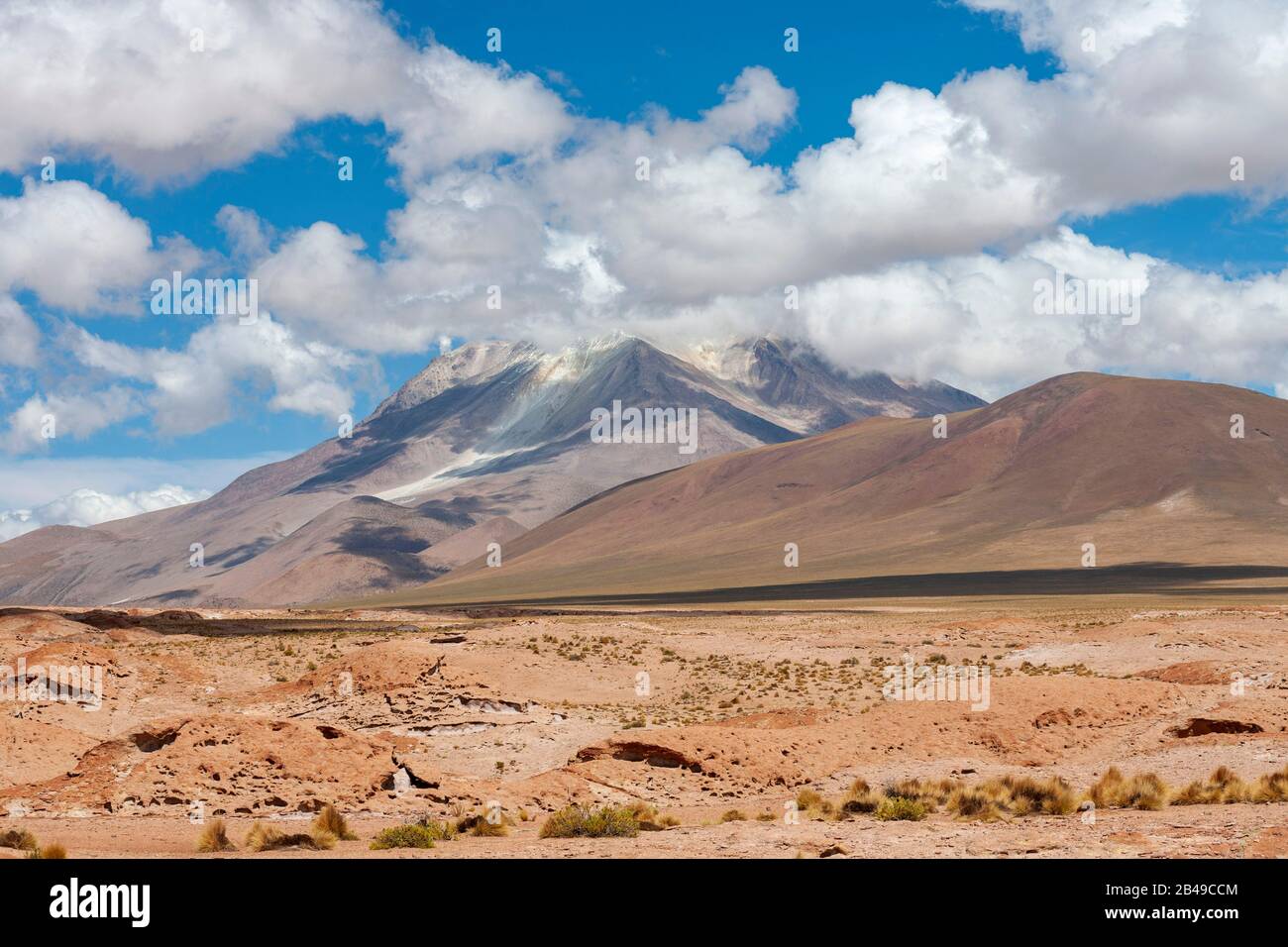 Der Vulkan Ollagüe (alias Ulladio) in der Region Potosi im Süden Boliviens. Stockfoto