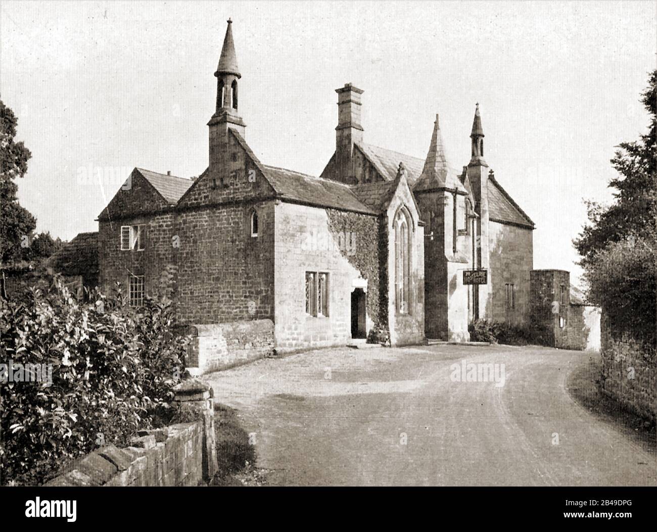 Britische Hotels, Pubs, Gasthäuser und Tavernen. Ein Foto des ungewöhnlichen, kirchlichen wie pseudogotischen "Hostelrie Inn" in Goodrich, einem kleinen Dorf in Herefordshire in der Nähe des Forest of Dean, des Wye Valley, Golden Valley, Ledbury, Monmouth und Ross-on-Wye aus den 1930er Jahren. Es war früher der Anker, dann der Krone und Anker. Es befand sich 1637 in situ (wahrscheinlich als Fachwerk), als es als "Griggs House" bekannt war und später in den 1800er Jahren von Sir Samuel Meyrick in Stein neu gegenübergestellt wurde Stockfoto