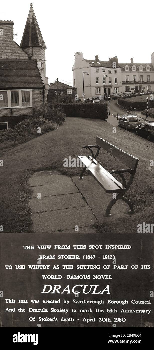 2008 Foto des Dracula-Sitzes in Spion Kop, Whitby, North Yorkshire und unter der angebrachten Plakette, die seine Bedeutung erklärt. Stockfoto