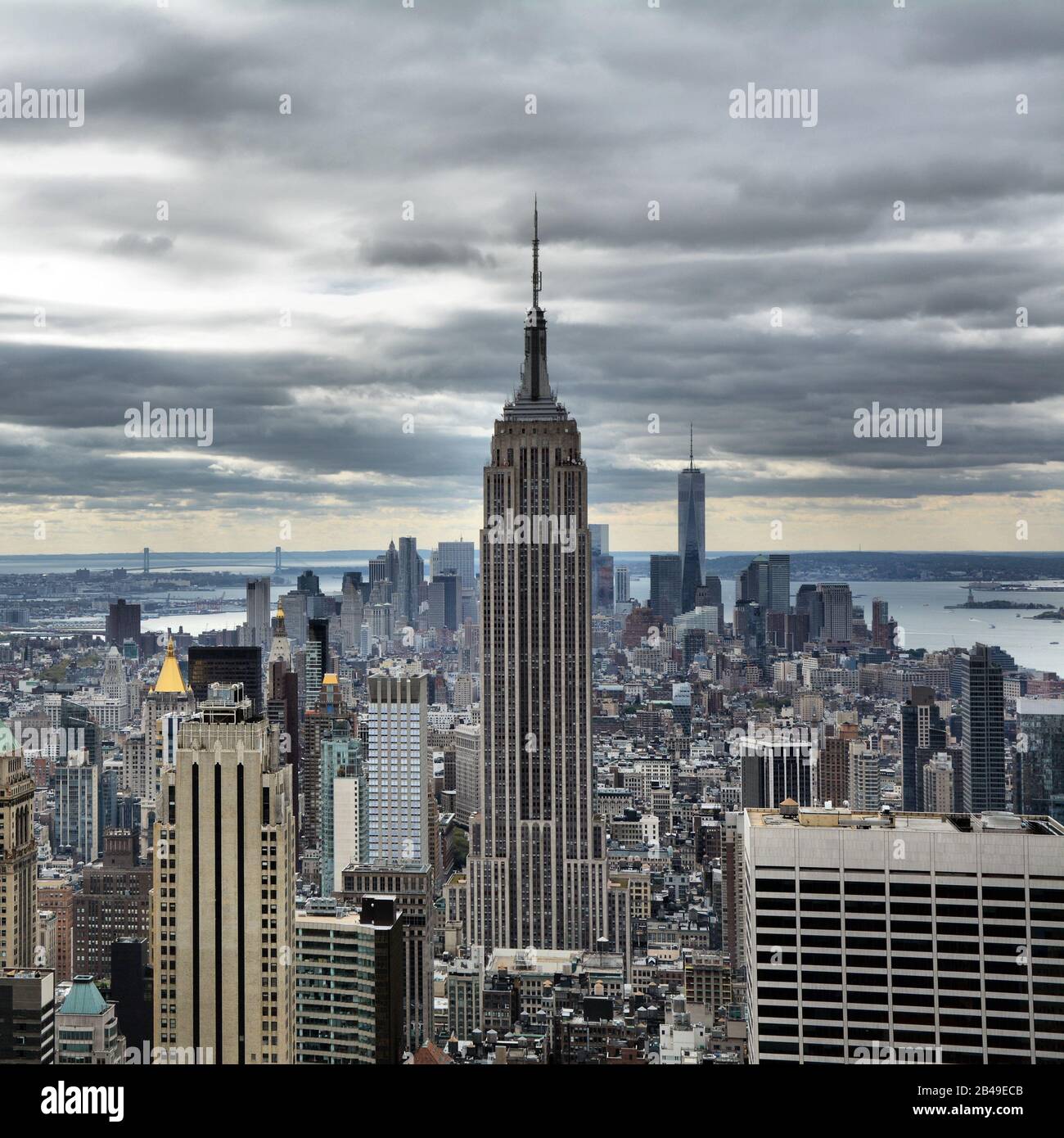 New YORK CITY, USA - 24. OKTOBER 2014: Skyline von Manhattan Midtown am bewölkten Tag. New York City ist das kulturelle und finanzielle Kapital der Welt Stockfoto