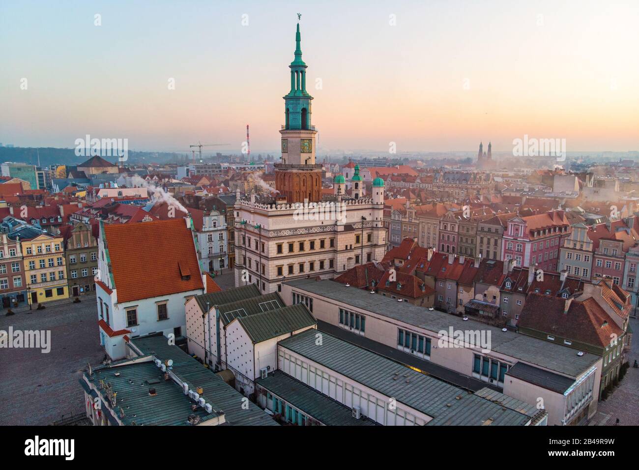 Sonnenaufgang über Altem Markt und Rathaus in Posen, Polen Stockfoto