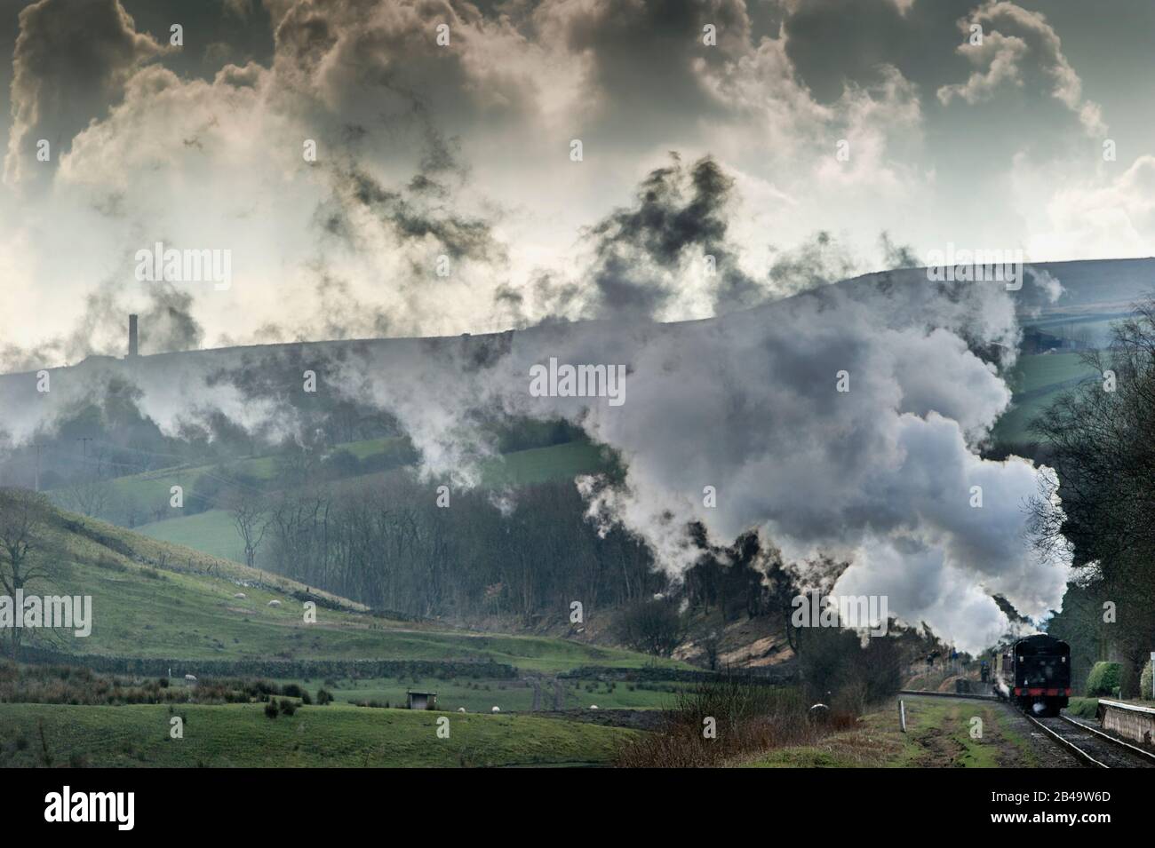 Irwell Vale, Rossendale, Lancashire, 06. März 2020. Der erste Tag des jährlichen Spring Gala auf der East Lancashire Railway. Ein Dampfzug zieht aus der Haltestelle Irwell Vale im Herzen der Landschaft von Lancashire. Credit: Paul Heyes/Alamy Live News Stockfoto