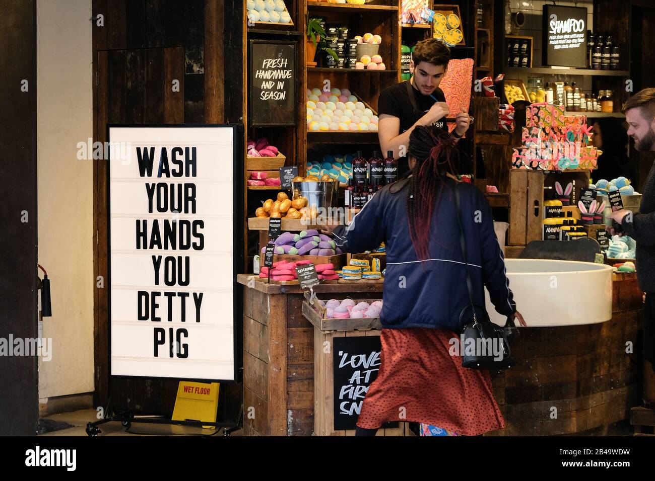 Oxford Street, London, Großbritannien. März 2020. Coronavirus. Üppiger Laden mit kostenlosem Händewaschen. Credit: Matthew Chattle/Alamy Live News Stockfoto