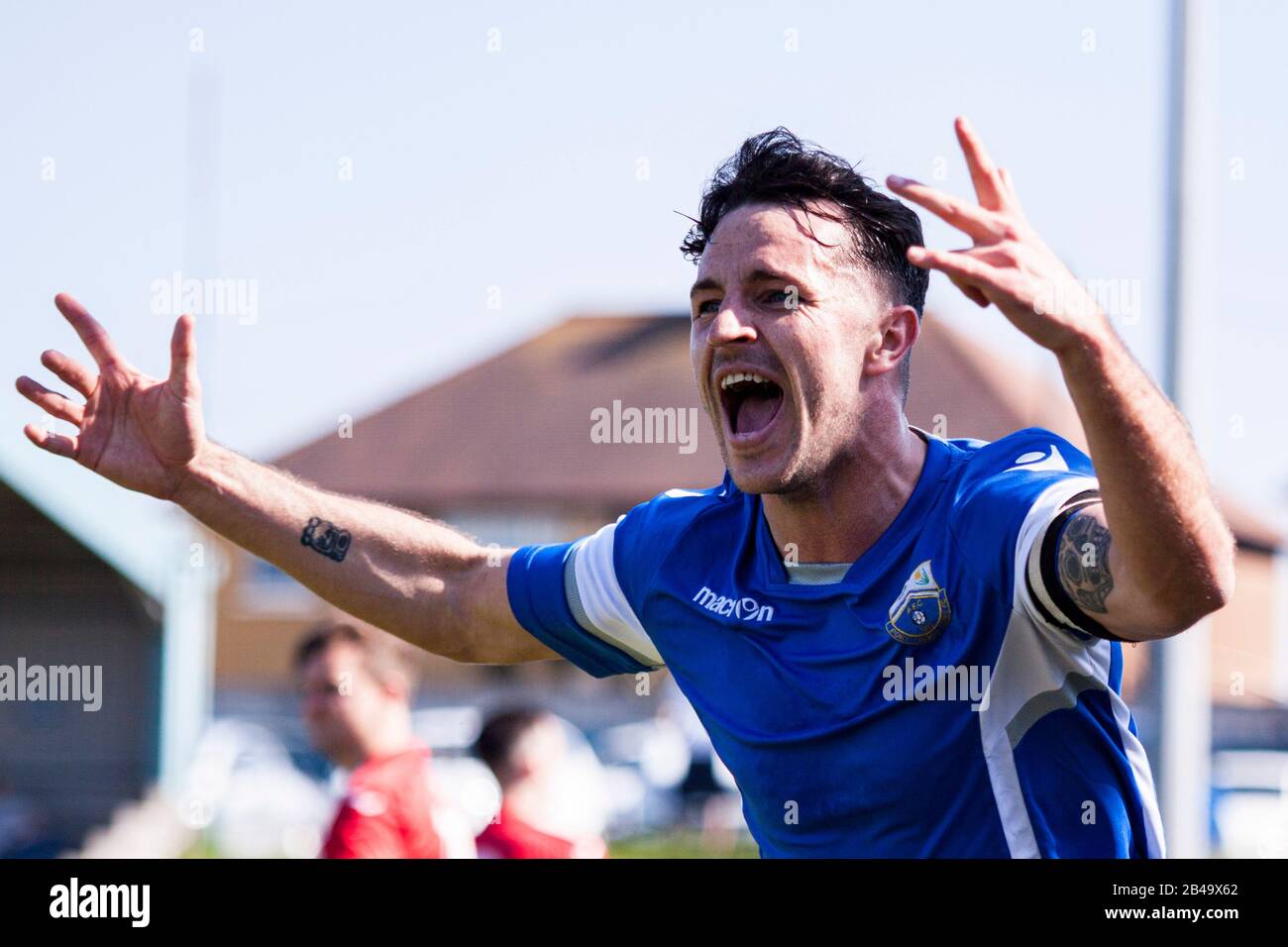 Luke Bowen von Port Talbot Town im Einsatz gegen Afan Lido. Stockfoto