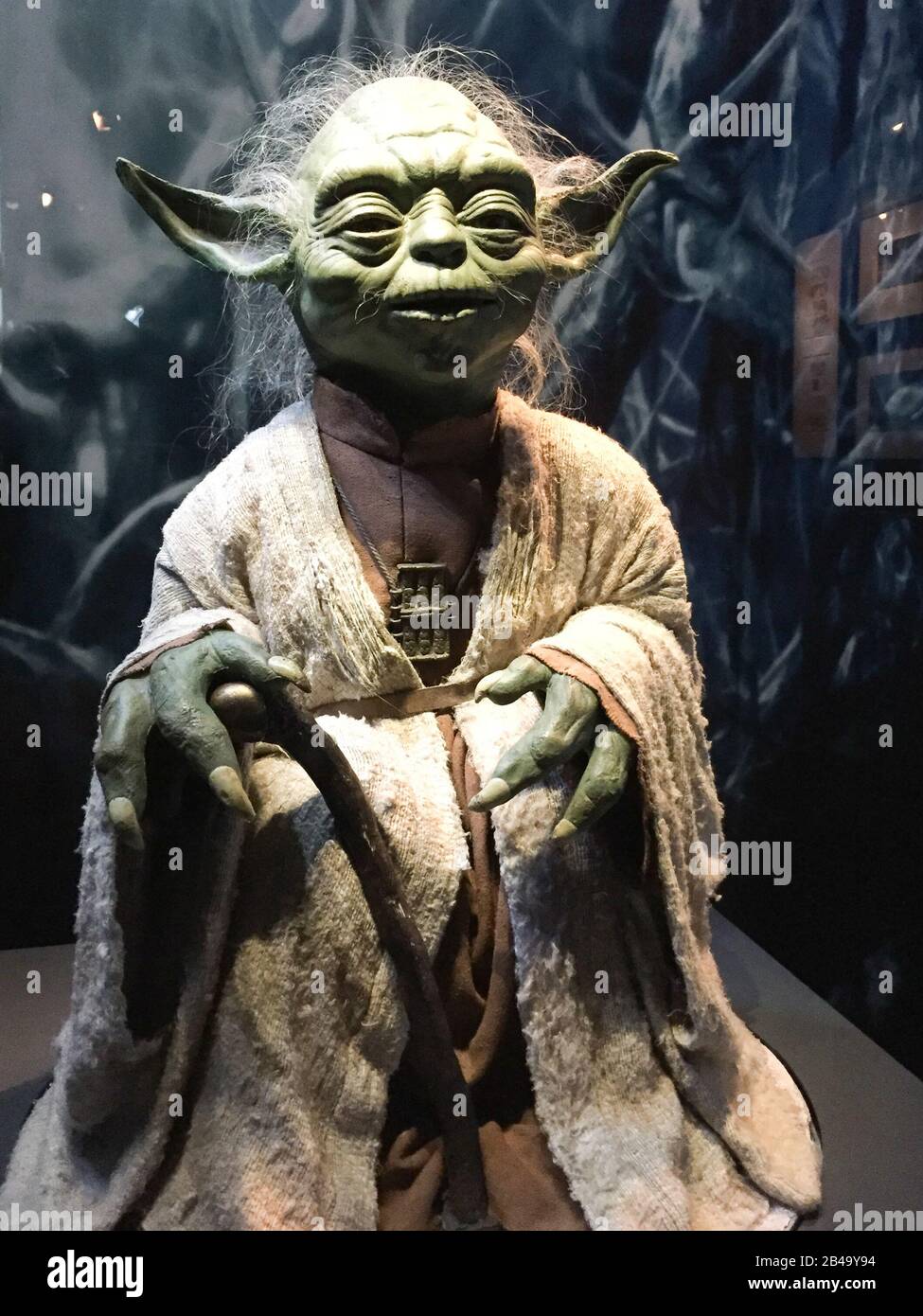 Brüssel / Belgien - 08 21 2018 : Star Wars Identities Exhibition yoda mit authentischem Kostüm StarWars Stockfoto