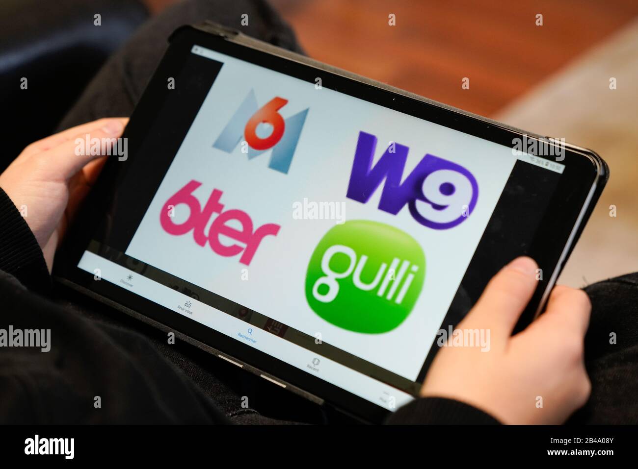 Bordeaux, Aquitanien/Frankreich - 12. 04 2019: M6 w9 6ter Gulli Logo auf Bildschirmtablett französische Mediengruppe Holding Stockfoto