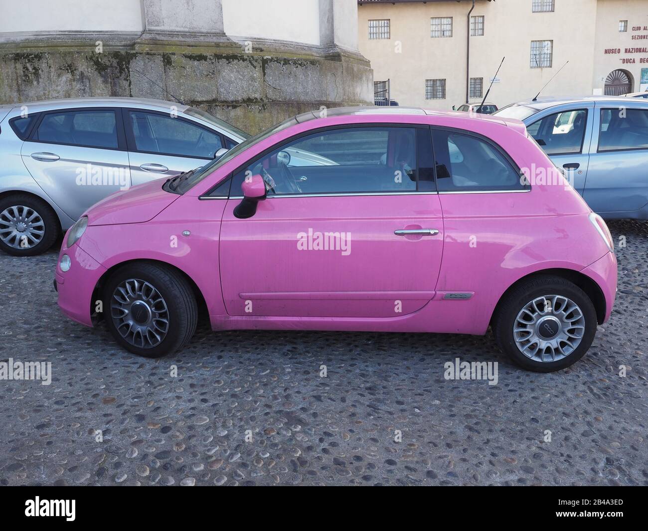 Turin, ITALIEN - CIRCA FEBRUAR 2020: Pinkfarbener Fiat-Wagen 500 Stockfoto