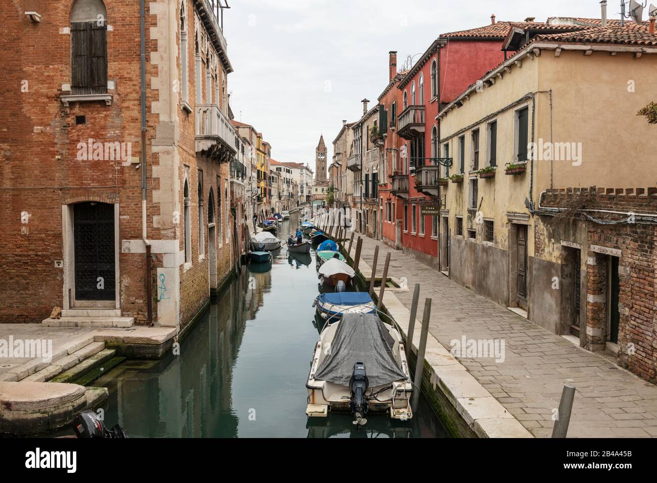 Venedig, 25. Februar - 3. März 2020: Die Coronavirus-Epidemie hat die Auswirkungen von detering Touristen vom Besuch der Insel gehabt und dazu geführt, dass Gondoliers Gewohnheit verloren hat. Stockfoto