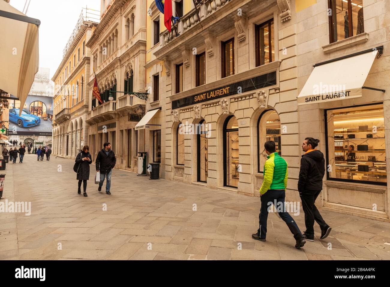 Venedig, 25. Februar - 3. März 2020: Die Straßen Venedigs sind aufgrund der Pandemie von Coronavirus verlassen. Piazza und Straßen sind leer, abgesehen von einer Handvoll Touristen und Einheimischen, die ihren täglichen Geschäftsbetrieb abarbeiten. Viele Touristen kündigen ihren Besuch aus Angst vor dem Fangen des Virus an. Touristen aus Japan und anderen fernöstlichen Ländern wie Taiwan tragen oft chirurgische Masken als präventive Maßnahme. Stockfoto