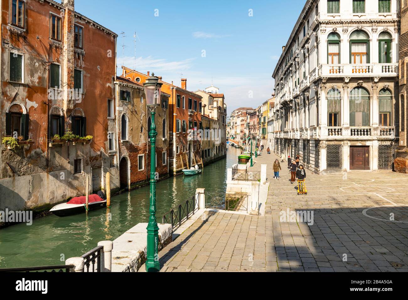 Venedig, 25. Februar - 3. März 2020: Die Coronavirus-Epidemie hat die Auswirkungen von detering Touristen vom Besuch der Insel gehabt und dazu geführt, dass Gondoliers Gewohnheit verloren hat. Stockfoto