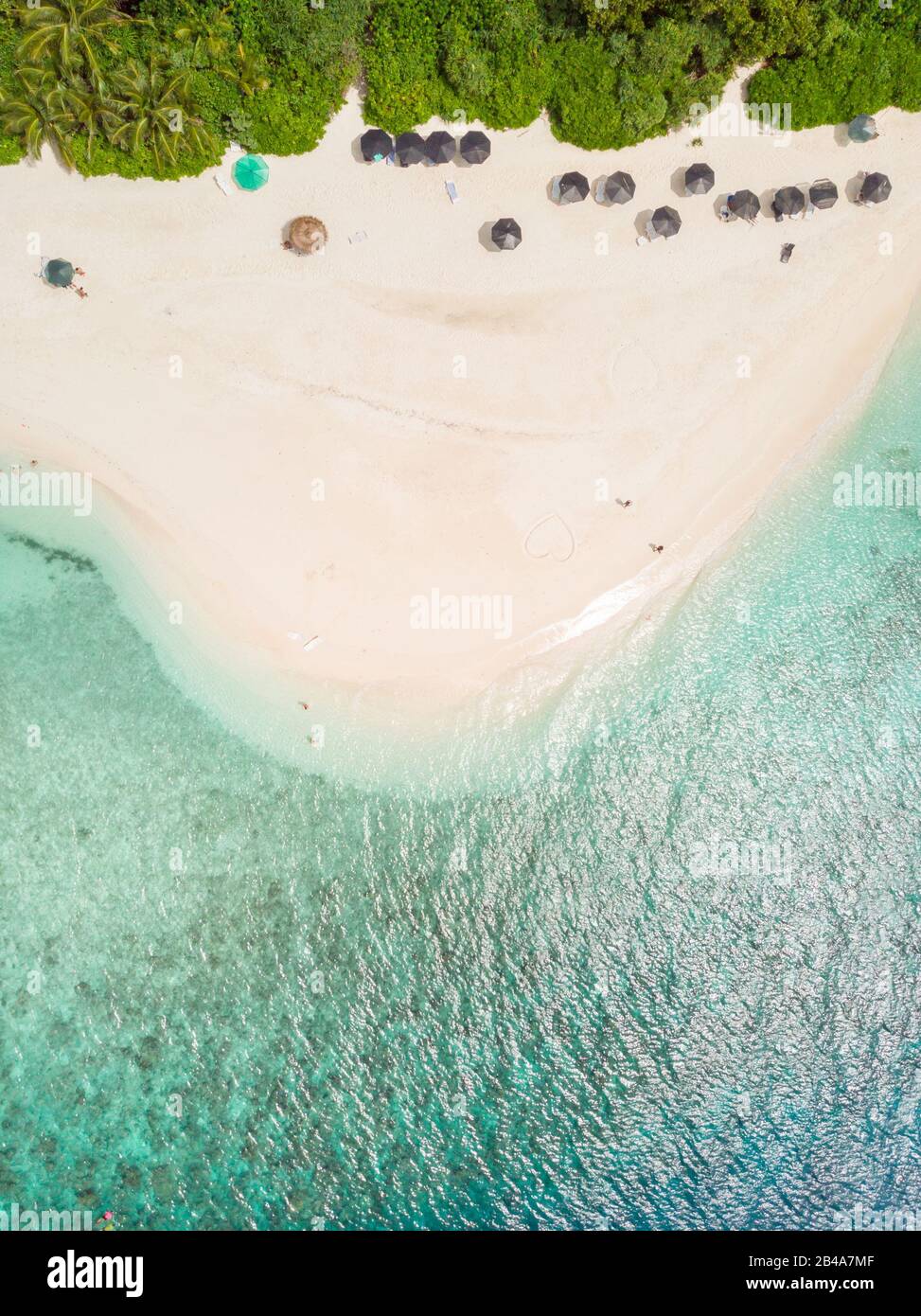 Luftdronblick perfekter Strand und türkisfarbene Lagune auf der kleinen tropischen Insel auf den Malediven Stockfoto