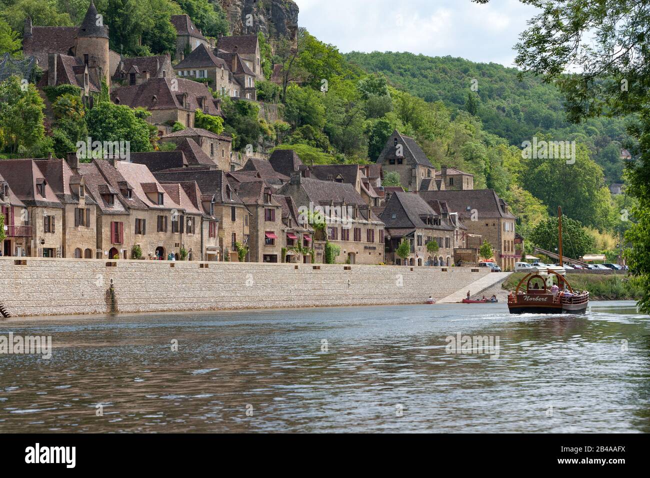 La Roque Gageac und der Fluss Dordogne mit einem Touristenboot Gabarre Stockfoto