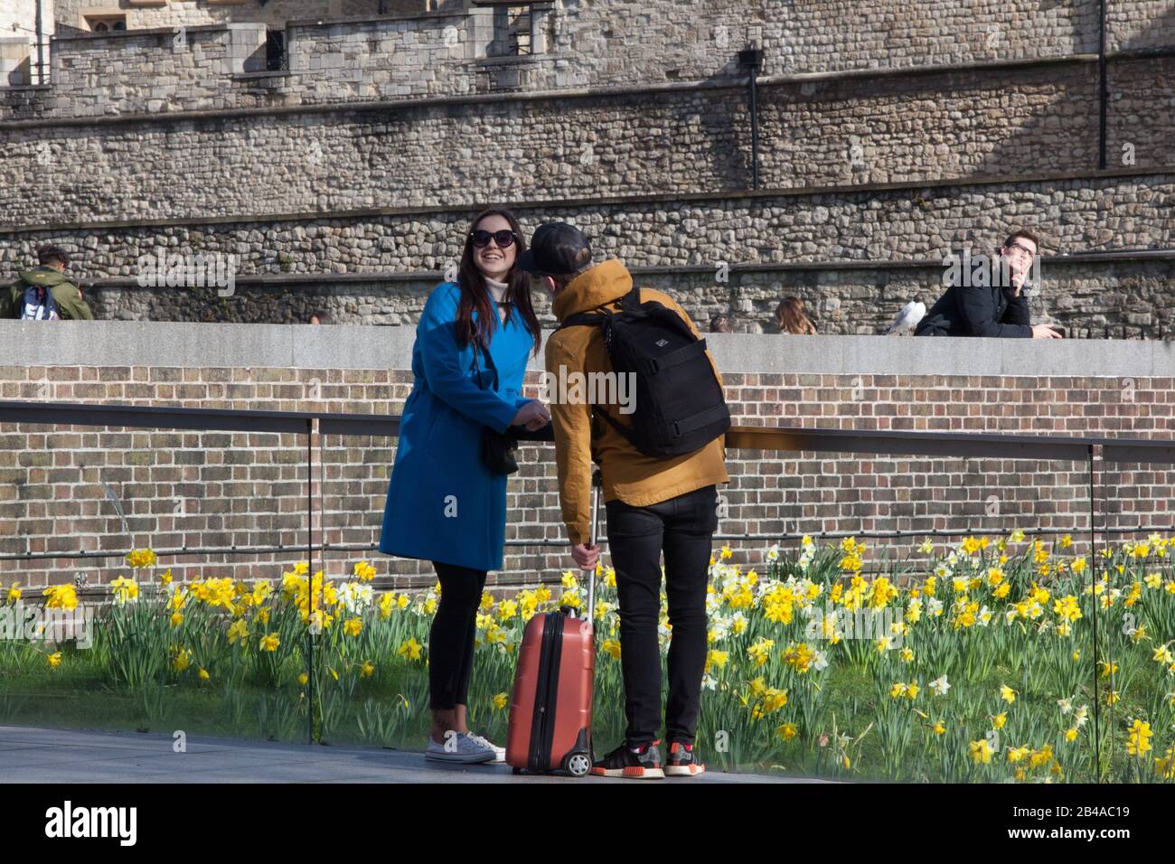 London, Großbritannien. März 2020. Touristen nutzten einen sonnigen Tag, um den Tower of London ohne Facemasken zu besuchen und zeigten eine "Business as usual"-Haltung gegenüber dem Corvid-19-Coronavirus. Anna Watson/Alamy Live News Stockfoto