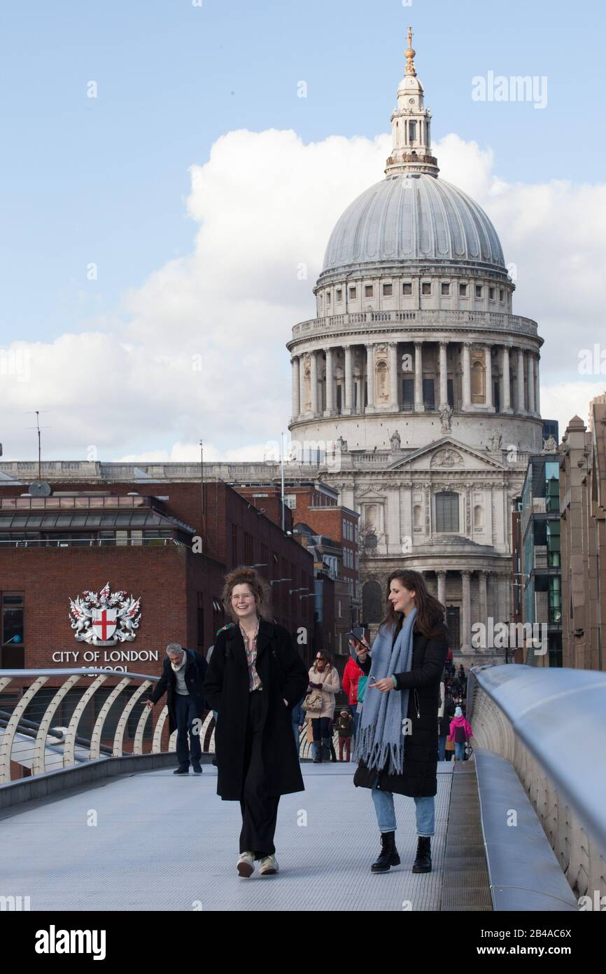 London, Großbritannien. März 2020. Londoners und Touristen nutzten einen sonnigen Tag, um von der Millenniumsbrücke aus einen Blick auf die St Paul's Cathedral zu genießen, ohne Gesichtsmasken zu tragen, und zeigten eine "Business as usual"-Haltung gegenüber dem Corvid-19 Coronavirus. Anna Watson/Alamy Live News Stockfoto