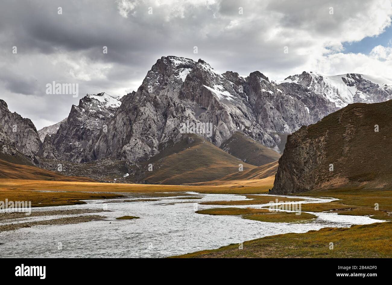 Schöne Landschaft des Flusses im Bergtal des Kel Suu Lake am dramatisch bewölkten Himmel in Kirgisistan Stockfoto