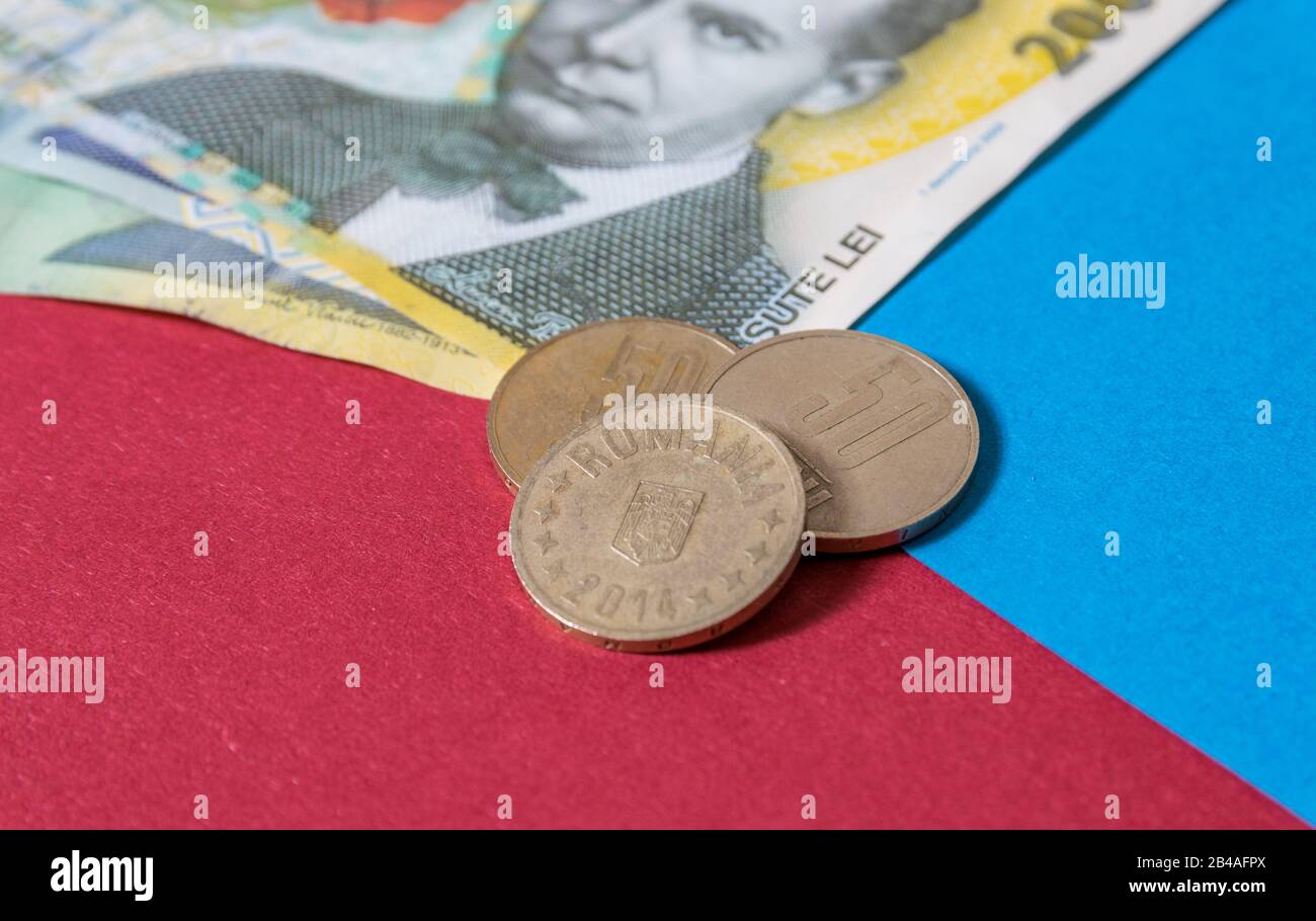 Rumänischen Banknoten und Münzen auf blauem und rotem Hintergrund. Kolosseup von RON, rumänischer Währung. Rumänischer RON, Lei-Banknoten, herausgegeben von BNR, Nationalverbot Stockfoto