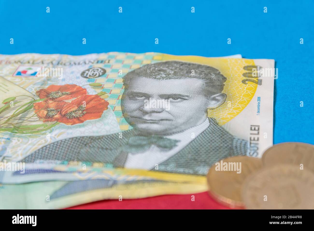 Rumänischen Banknoten und Münzen auf blauem und rotem Hintergrund. Kolosseup von RON, rumänischer Währung. Rumänischer RON, Lei-Banknoten, herausgegeben von BNR, Nationalverbot Stockfoto