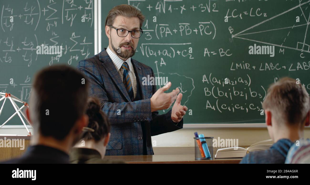 Professor erklärt Fach den Studenten Stockfoto