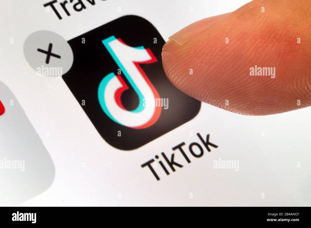 Calgary, Alberta. Kanada. März 2020. Eine Person, die die TikTok -Anwendung löschen soll. Illustration Stockfoto