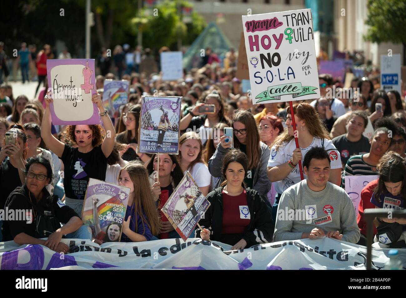 Málaga, Spanien. März 2020. Demonstranten halten während der Demonstration Plakate ab.Hunderte von Studenten marschierten zur Unterstützung der Frauenrechte und gegen Feminizide in die Innenstadt Malagas vor dem Internationalen Frauentag, der jedes Jahr am 8. März mit einem allgemeinen Frauenstreik und einer hohen Demonstration gefeiert wird. Credit: Sopa Images Limited/Alamy Live News Stockfoto